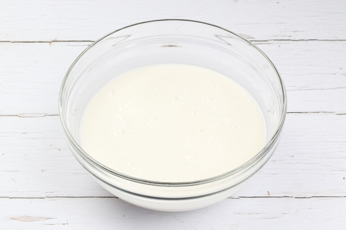 A glass bowl with pudding rice, coconut milk, water and vanilla extract 